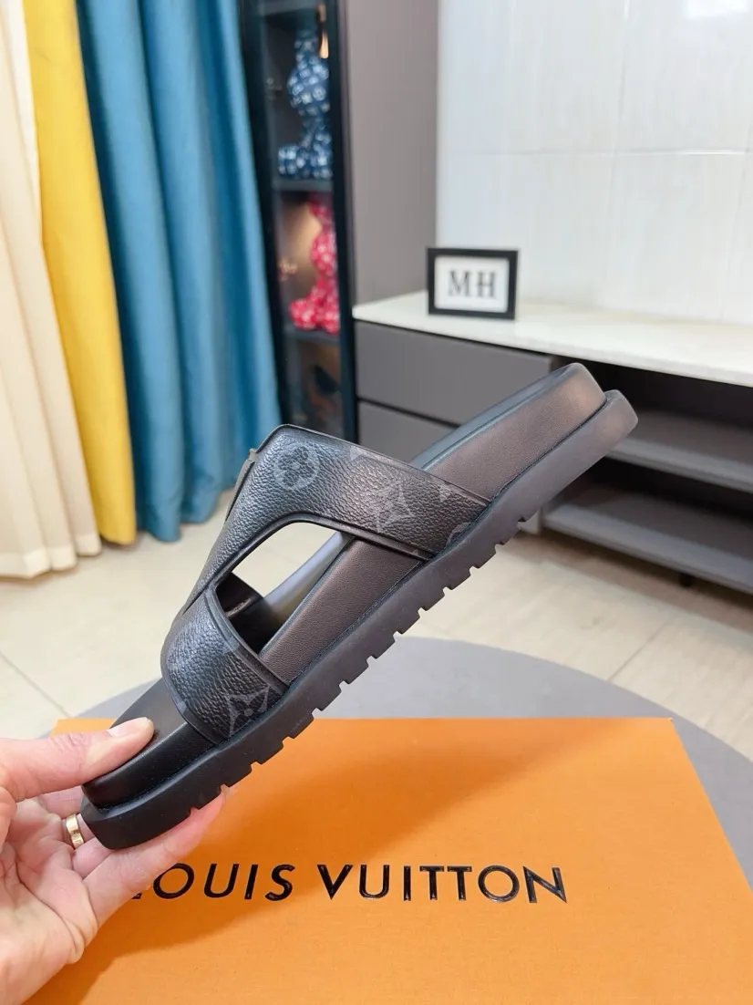 Men's shoes 💰360🌹🌹 (lv-Louis Vuitton) new men's sandals, high-end boutique, exquisite embossed logo decoration on the upper, fine workmanship, super soft soles, casual, loose and comfortable, a must-have in summer! \nsize：38-44
